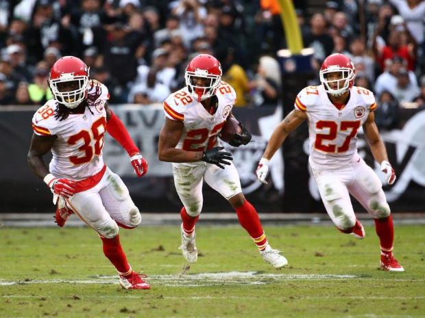 2015_w13_Chiefs-Raiders_Marcus_Peters_INT